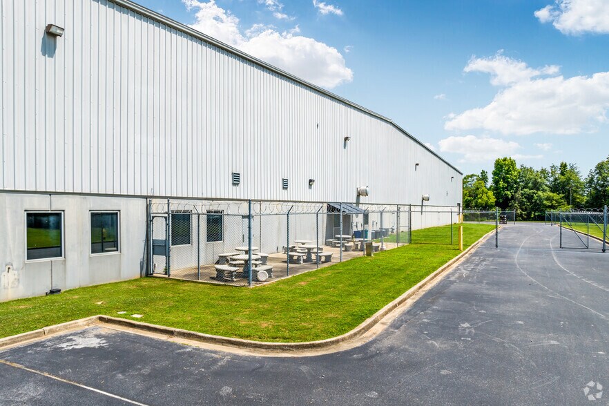 More Photos Of 41 N Industrial Dr, Calera Distribution For Lease