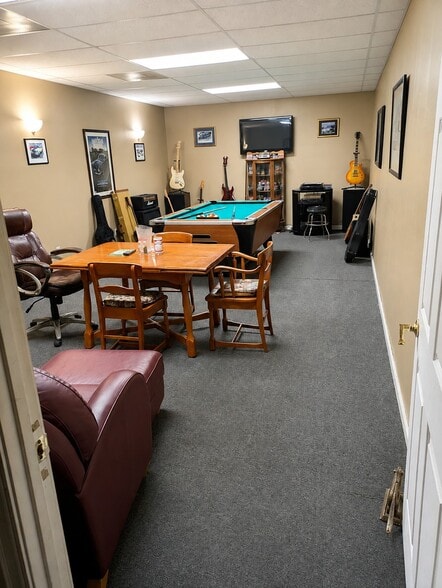 More Photos Of 531 Oak Dr, Lexington Auto Dealership For Sale