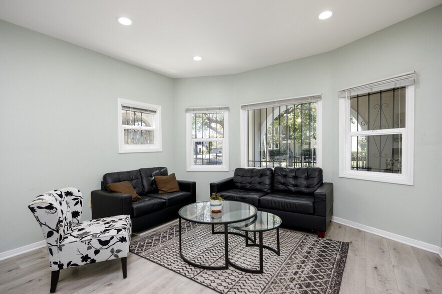 More Photos Of 1220 W 27th St, Los Angeles Dormitory For Sale