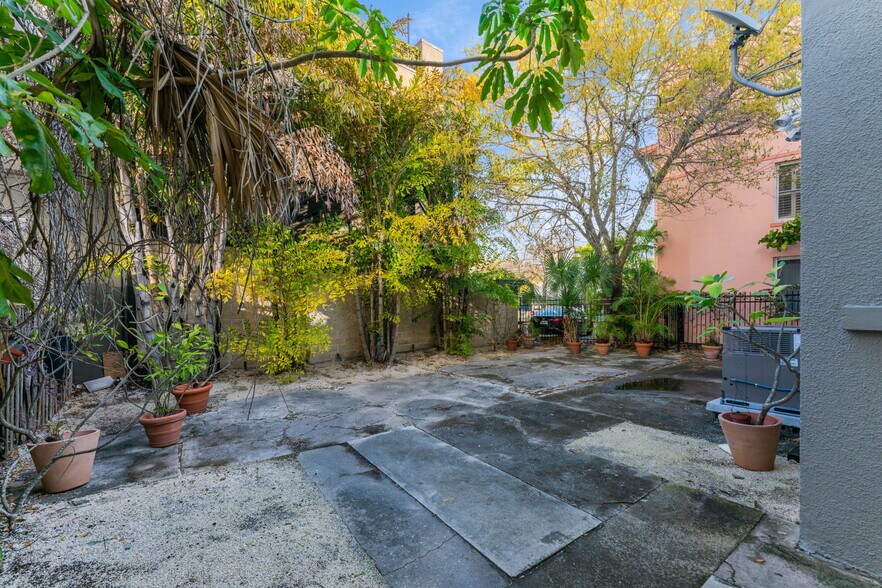More Photos Of 1215 N Palm Ave, Sarasota Office For Sale