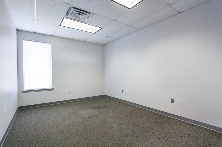 More Photos Of 1921 Corporate Dr, San Marcos Office For Lease