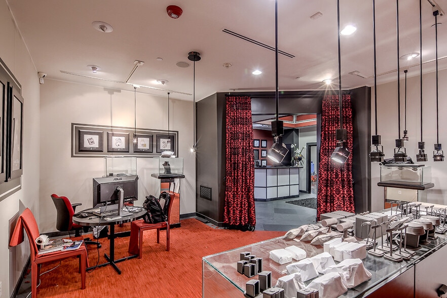 More Photos Of 13946 Ventura Blvd, Van Nuys Office For Lease