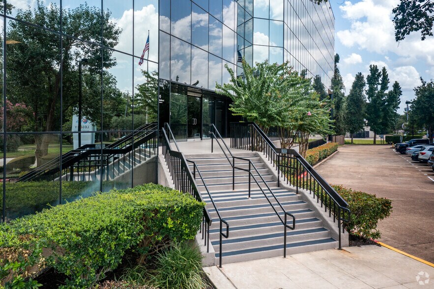 More Photos Of 1001 S Dairy Ashford Rd, Houston Office For Lease