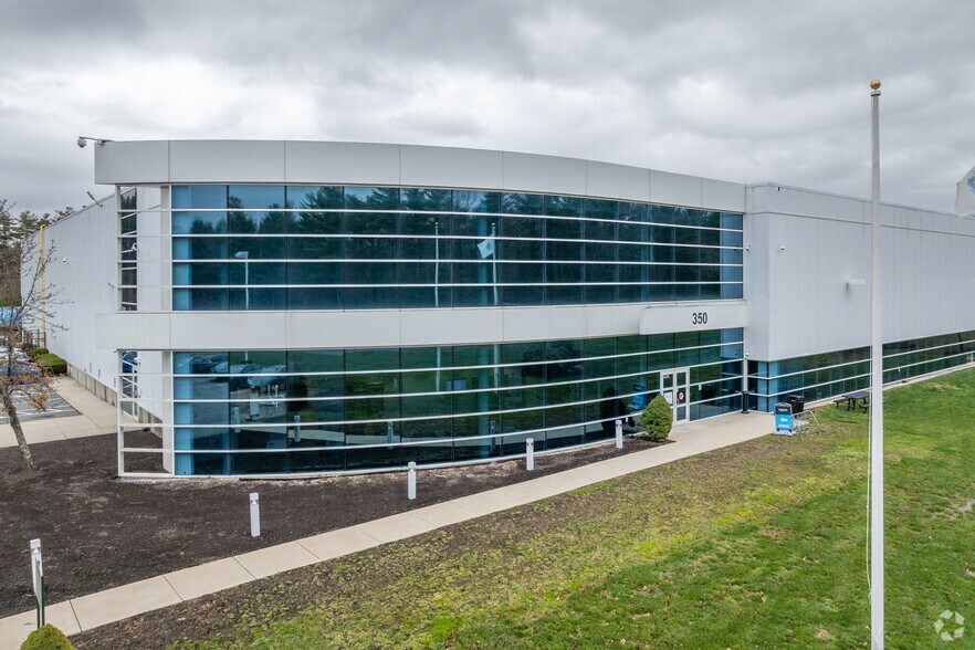 More Photos Of 350 Revolutionary Dr, Taunton Warehouse For Lease