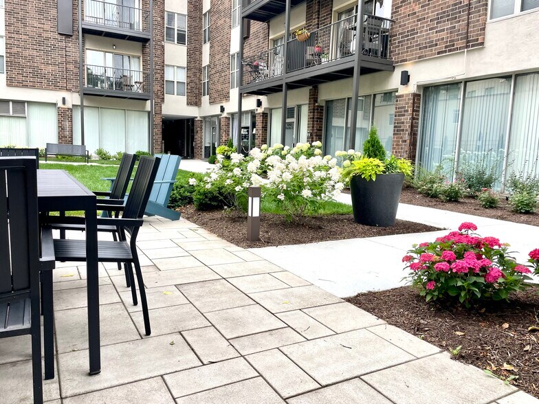 More Photos Of 5202 Washington St, Downers Grove Apartments For Lease