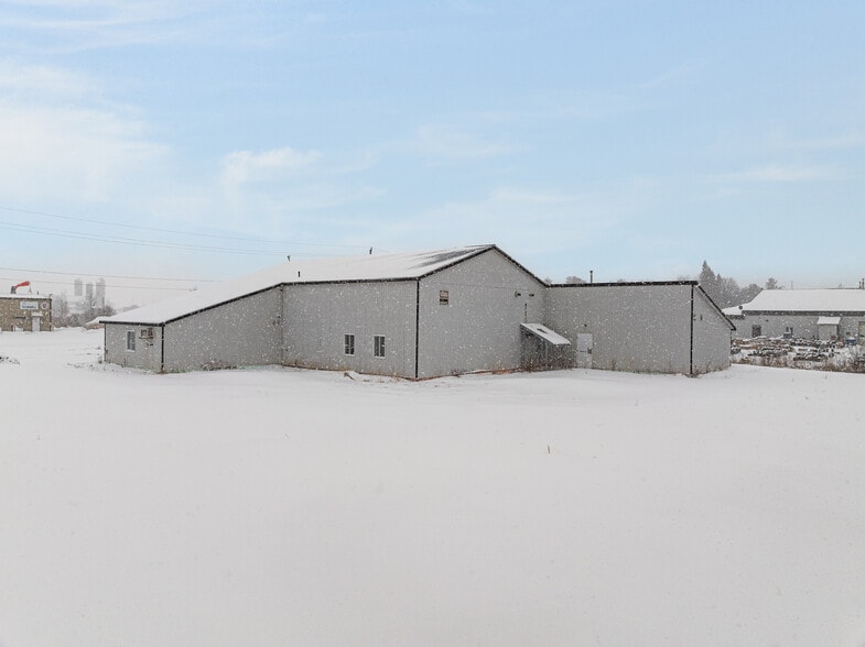 More Photos Of 19 Terry Fox Dr, Vankleek Hill Manufacturing For Sale