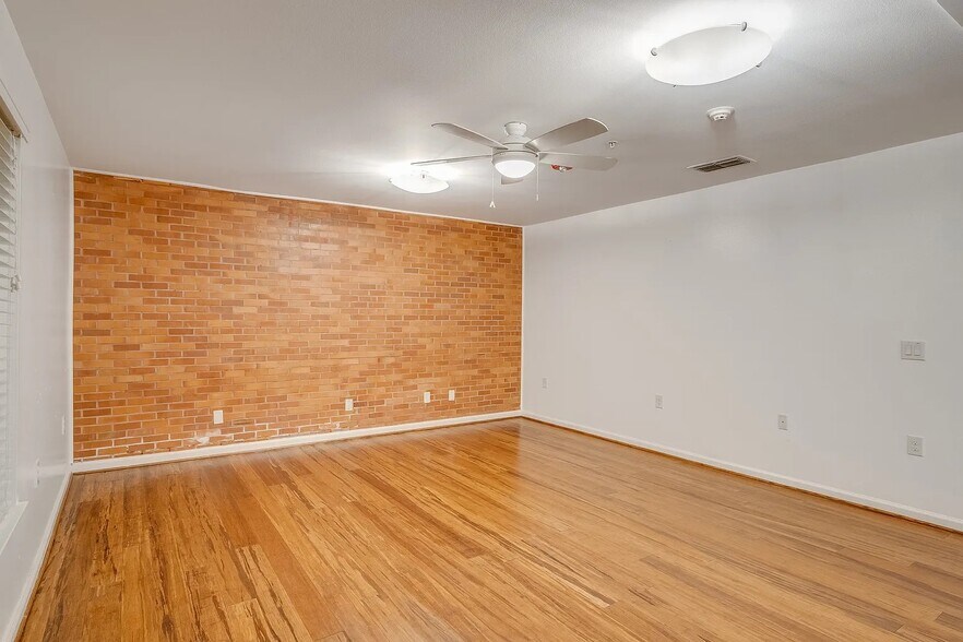 More Photos Of 921 NW 9th St, Grand Prairie Assisted Living For Sale