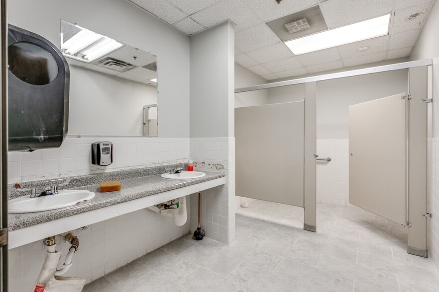 More Photos Of 3500 NW 39th St, Oklahoma City Office For Sale