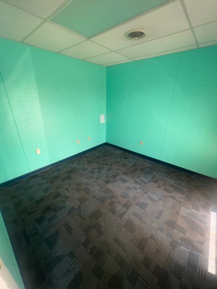 More Photos Of 5306 Peters Creek Rd, Roanoke Showroom For Sale