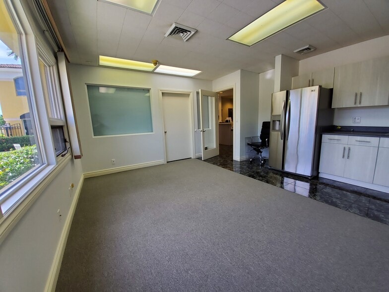 More Photos Of 461-481 E Hillsboro Blvd, Deerfield Beach Office For Lease