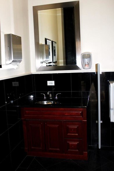 More Photos Of 860 Summit St, Elgin Medical For Lease