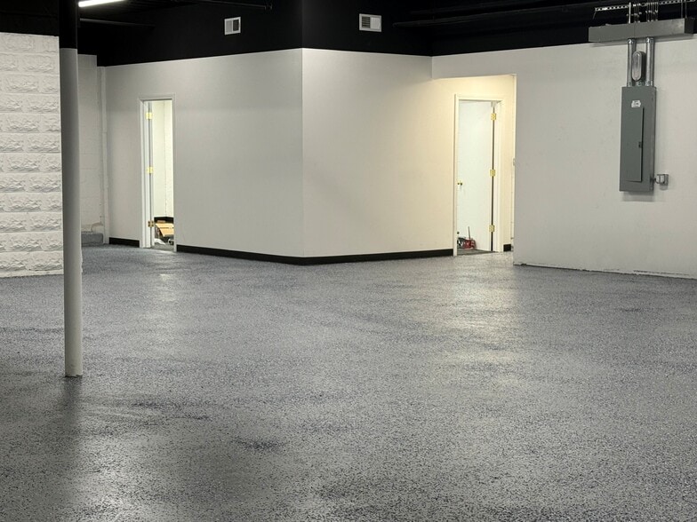 More Photos Of 41 Elm St, Stoneham Warehouse For Lease