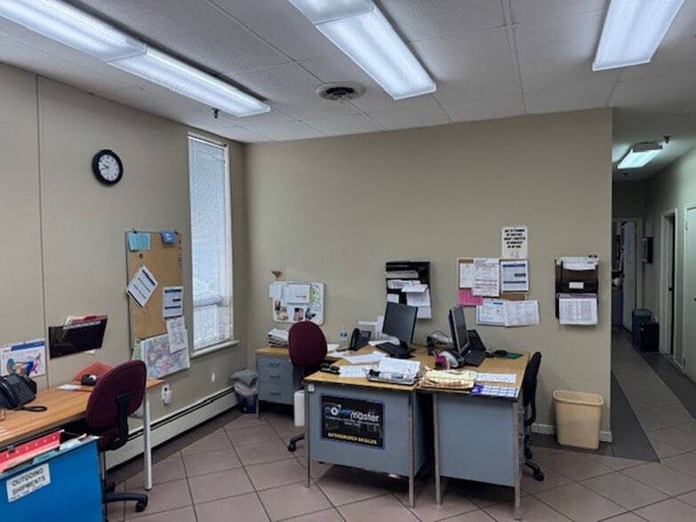 More Photos Of 140 Emjay Blvd, Brentwood Manufacturing For Sale