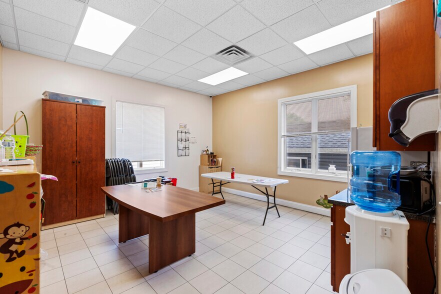 More Photos Of 2707 Hylan Blvd, Staten Island Office For Lease