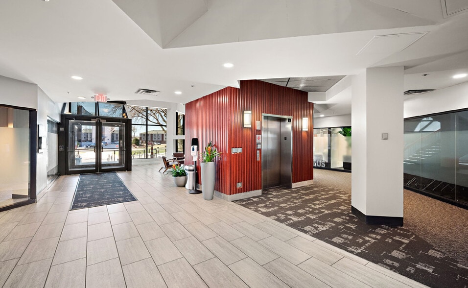 More Photos Of 7100 Northland Cir N, Brooklyn Park Office For Lease