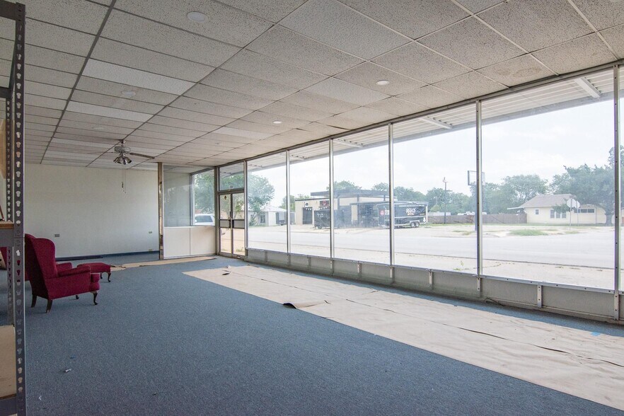 More Photos Of 1609 Coggin Ave, Brownwood General Retail For Lease
