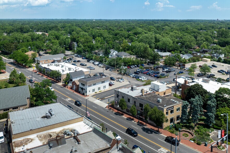 More Photos Of 807-811 Waukegan Rd, Deerfield Storefront Retail Residential For Lease