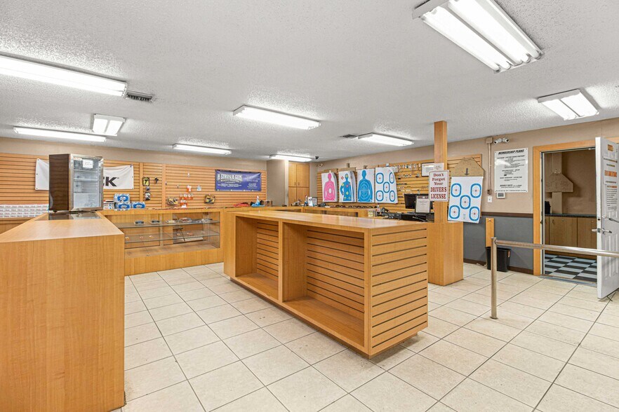 More Photos Of 1031 NE 16th St, Ocala Manufacturing For Sale