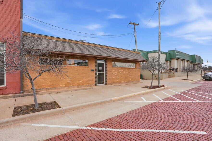 More Photos Of 115 N Jefferson Ave, Elk City Office For Sale