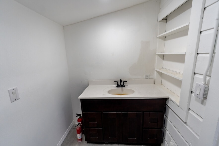 More Photos Of 14041 N Florida Ave, Tampa Auto Dealership For Sale