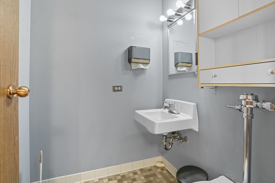 More Photos Of 2450 Glenwood Ave, Joliet Medical For Lease