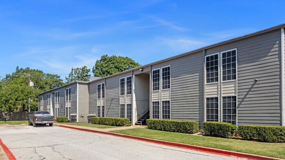 More Photos Of 1002 S Edmonds Ln, Lewisville Apartments For Sale