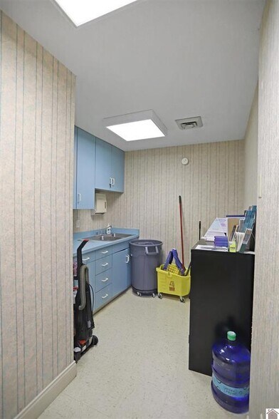 More Photos Of 145 Vine St, Benton Medical For Sale