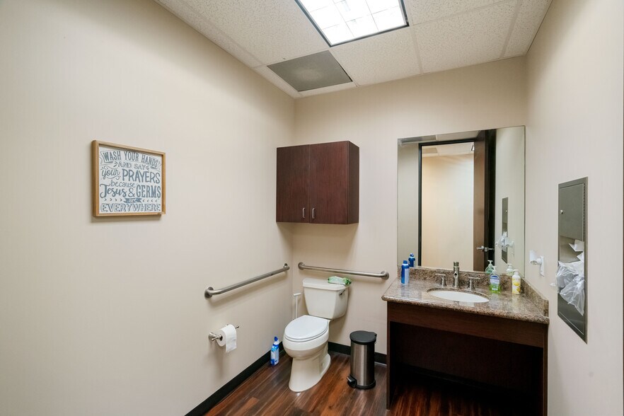 More Photos Of 207 W Archer Rd, Baytown Warehouse For Sale