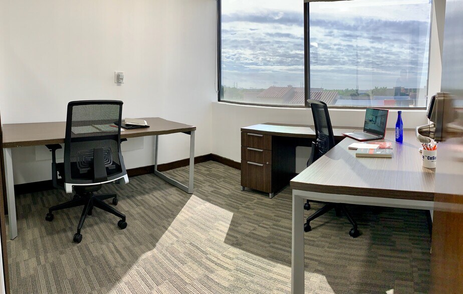 More Photos Of 1900 Glades Rd, Boca Raton Office For Lease