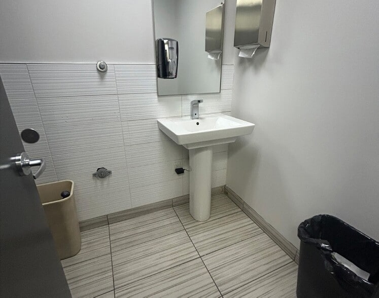 More Photos Of 405 Britannia Rd E, Mississauga Light Distribution For Lease