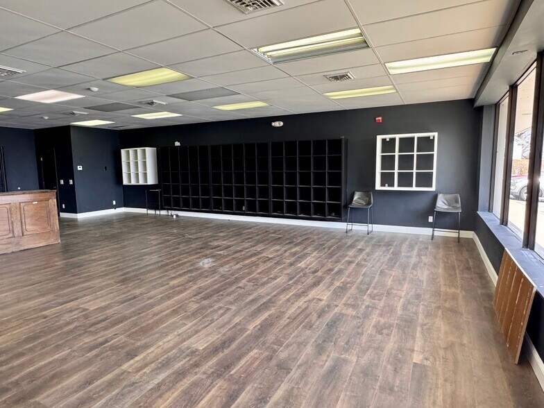 More Photos Of 880 E Main Rd, Portsmouth General Retail For Lease