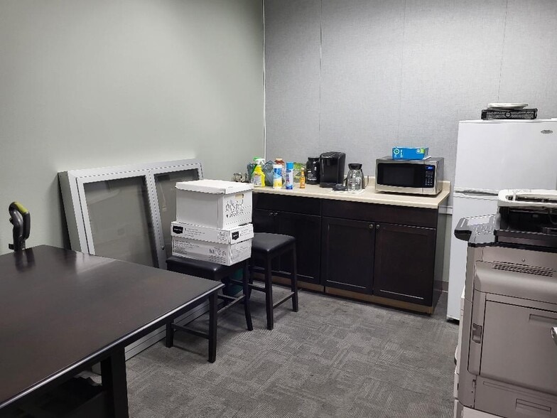 More Photos Of 2211 S Hunts Ln, San Bernardino Showroom For Lease