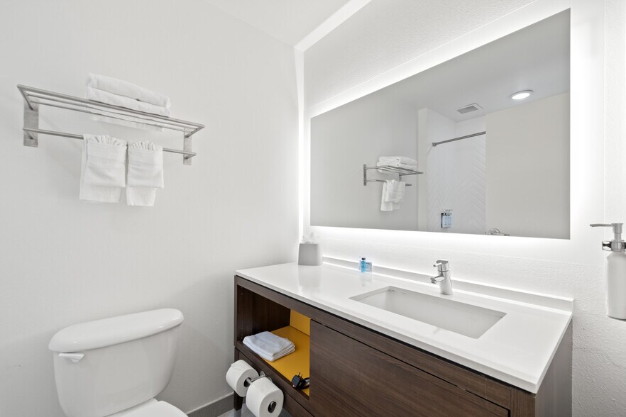 More Photos Of 300 E Central Texas Expy, Killeen Hotel For Sale