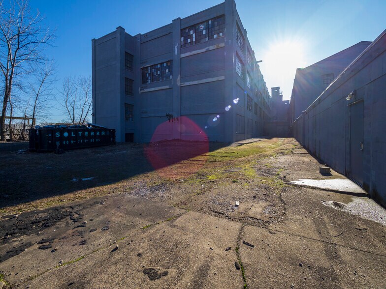 More Photos Of 39 Meade St, Trenton Distribution For Lease