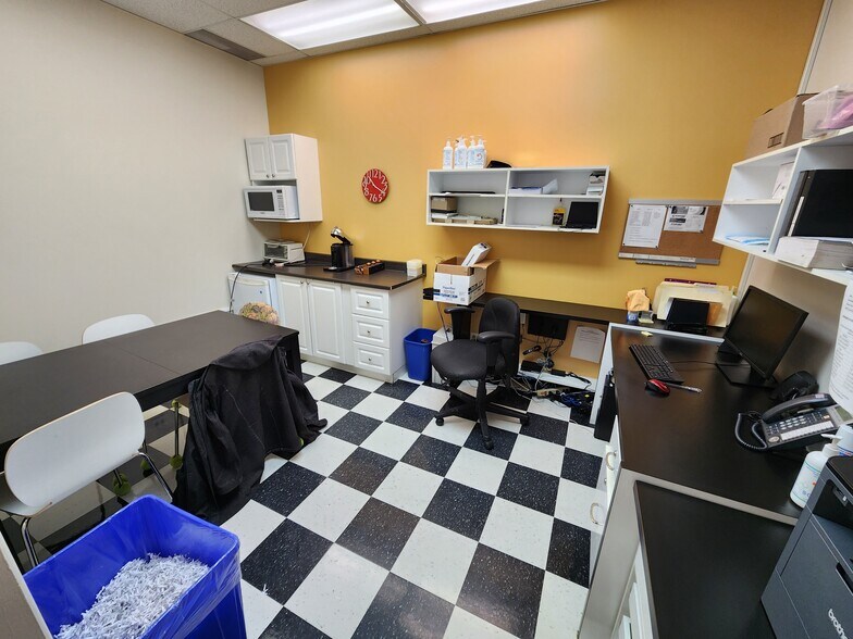 More Photos Of 135 Av 25e, St-Eustache Storefront For Lease