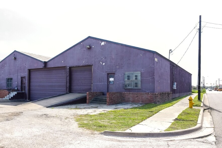 Primary Photo Of 2249 Lipan St, Corpus Christi Industrial For Sale
