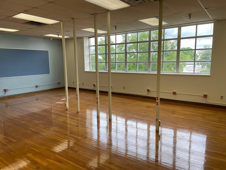 More Photos Of 216 E College St, Seguin Flex For Sale