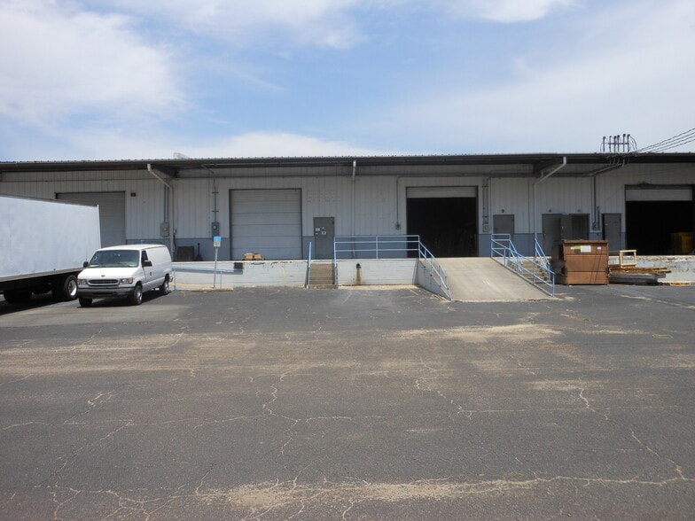 More Photos Of 566-572-3 Appleyard dr, Tallahassee Industrial For Lease