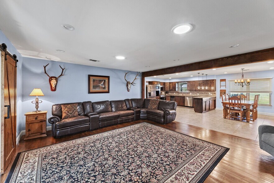 More Photos Of 5800 Curran Dr, Von Ormy Veterinarian Kennel For Sale