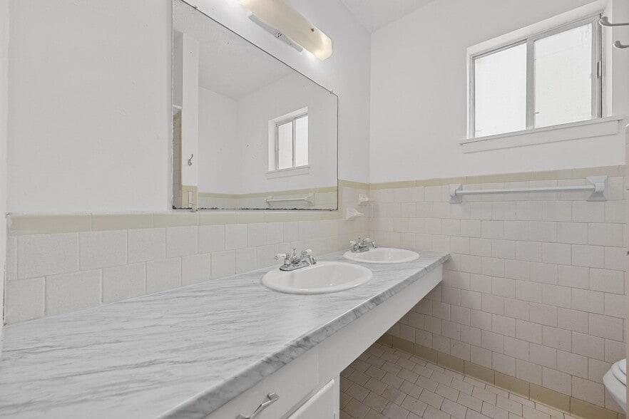 More Photos Of 2115 Goodrich Ave, Austin Apartments For Sale