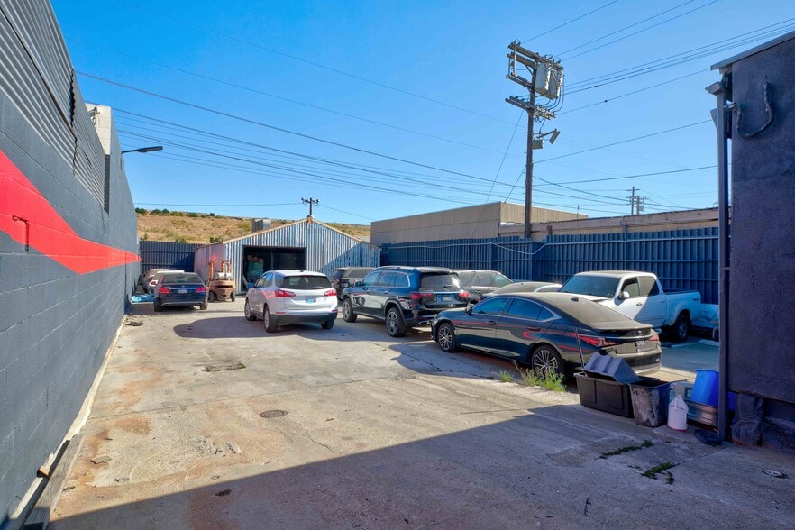 More Photos Of 11686 Sheldon St, Sun Valley Warehouse For Lease