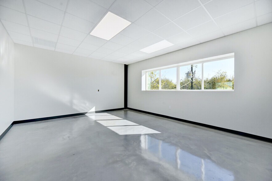 More Photos Of 11215 Conroy Ln, Austin Showroom For Lease