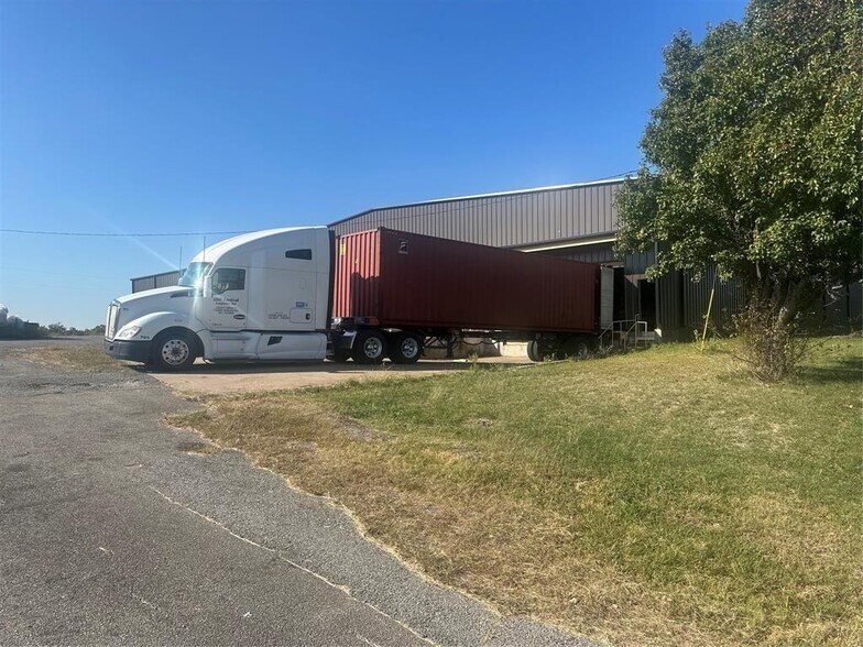 More Photos Of 1800 North Collins Fwy, Howe Manufacturing For Sale