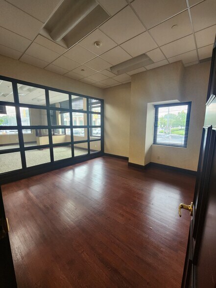 More Photos Of 210 Old Country Rd, Mineola Office For Lease
