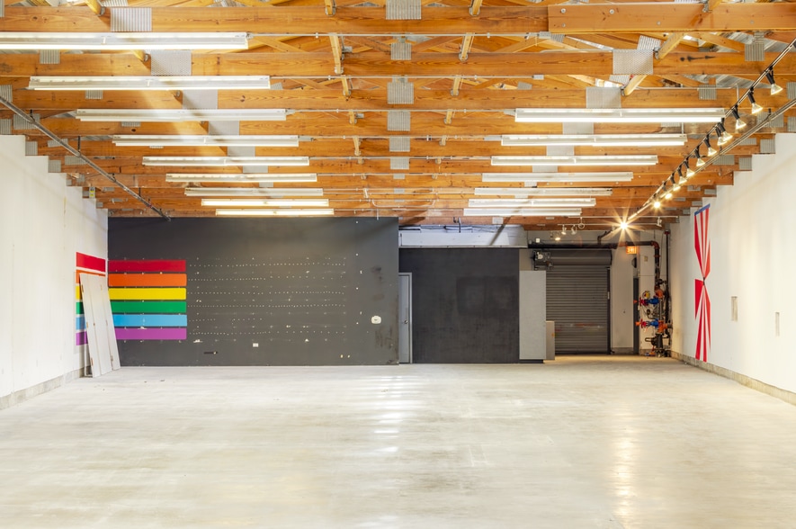 More Photos Of 430 W Ohio St, Chicago Showroom For Sale