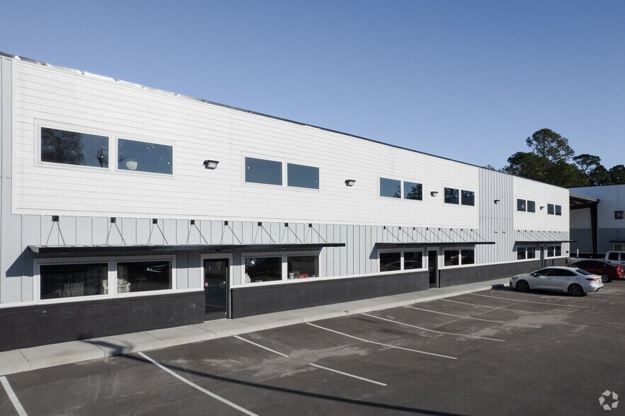 More Photos Of 8120 Windsor Hill Blvd, North Charleston Light Distribution For Sale