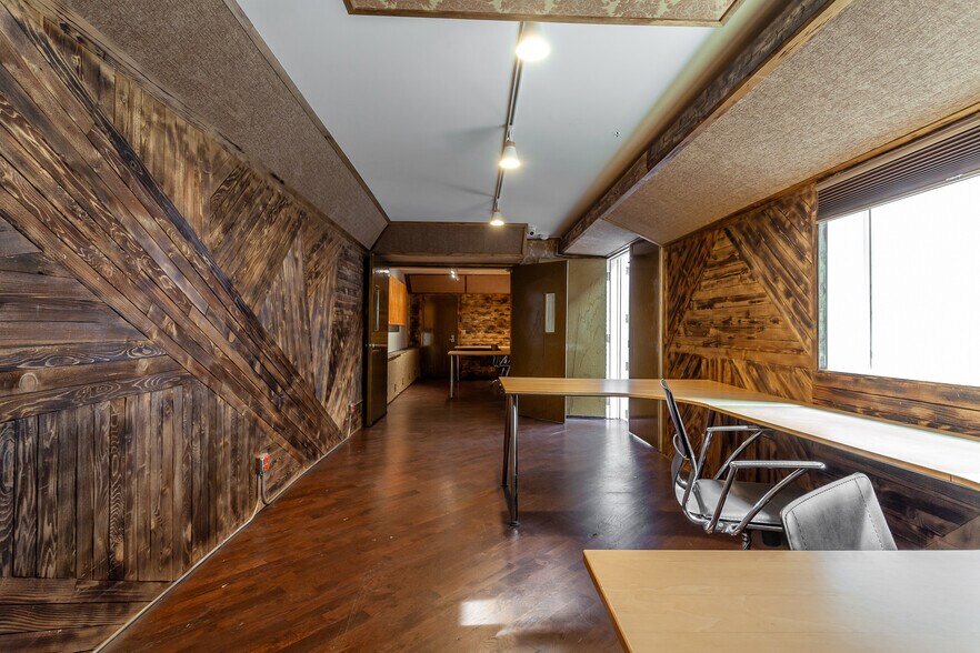 More Photos Of 2425 W 14th St, Chicago Loft Creative Space For Lease