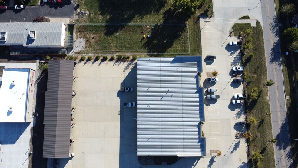More Photos Of 912-922 E Warren St, Gardner Industrial For Lease