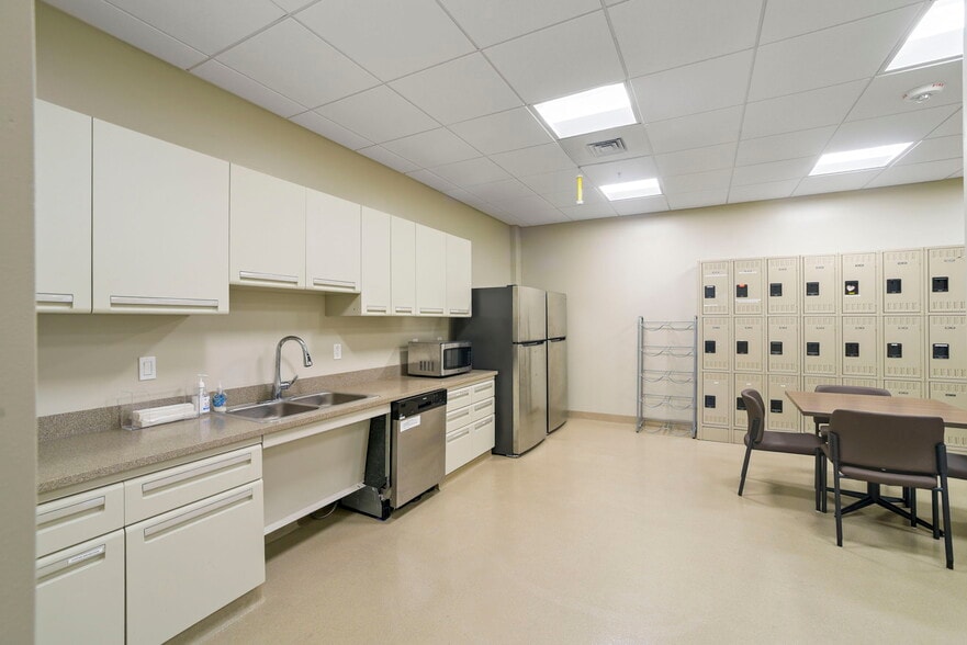 More Photos Of 2201 Junipero Serra Blvd, Daly City Freestanding For Lease