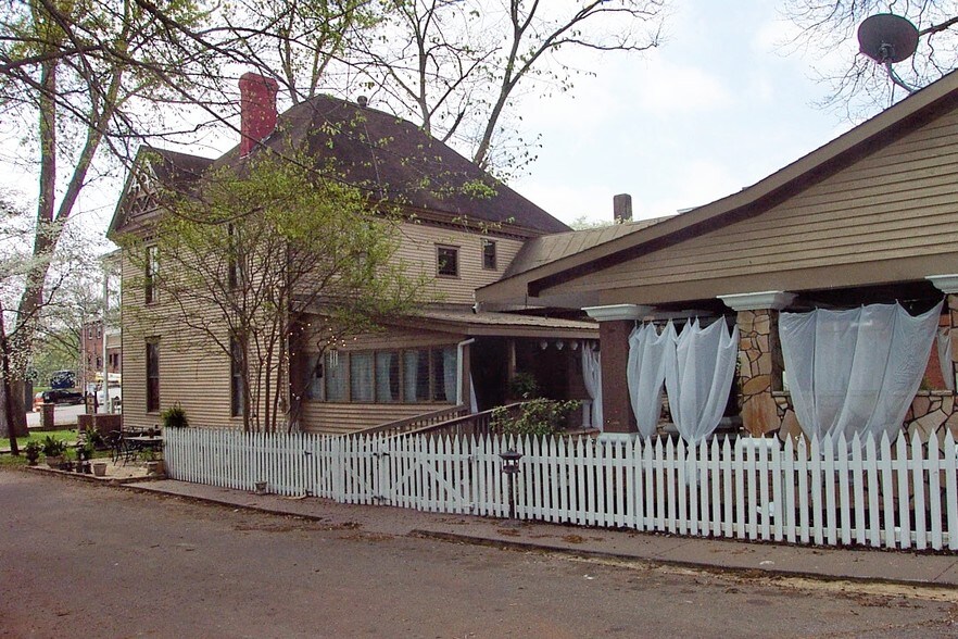 More Photos Of 27 Sycamore St, Jefferson Specialty For Lease